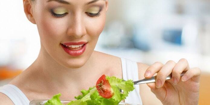 јадење салата од зеленчук за губење на тежината