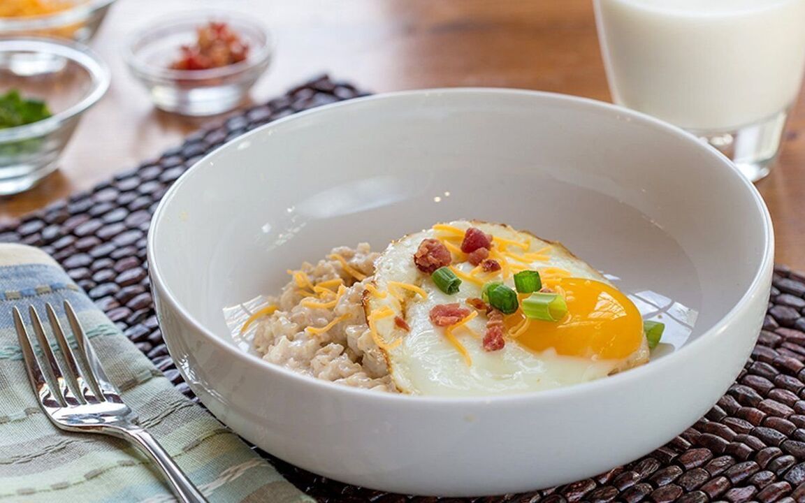 Овесна каша на вода и изматени јајца - одличен појадок за дијабетес