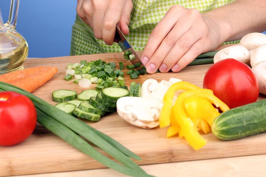 Подготовка на салата од зеленчук за фазата „Круз од диетата Дукан